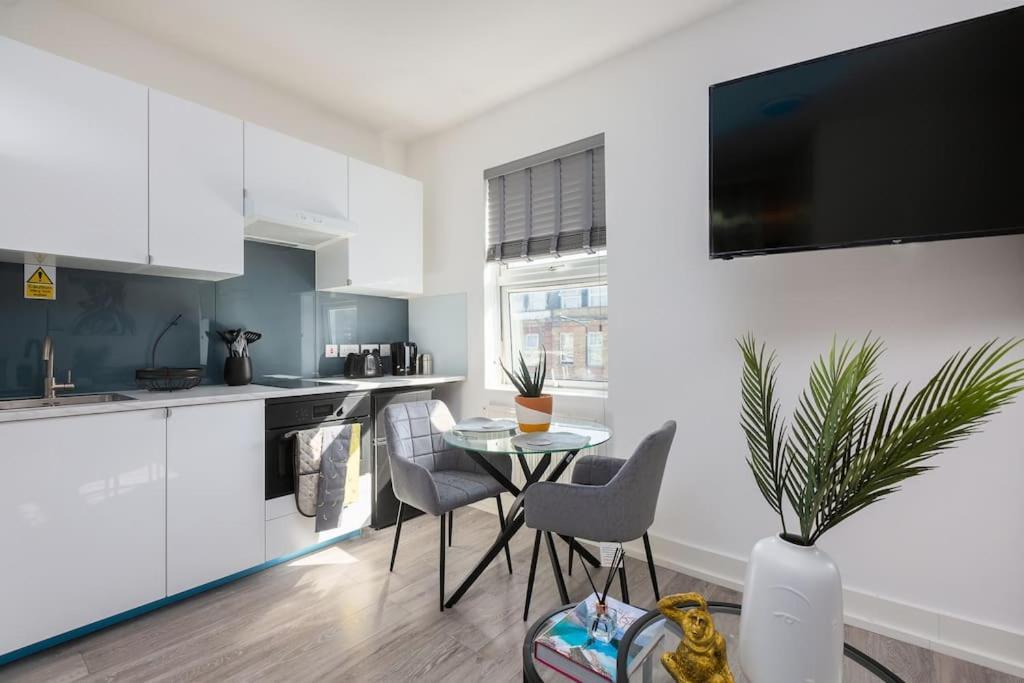 Studio Apt, 8 Min Walk From Tube 3 Лондон Екстер'єр фото